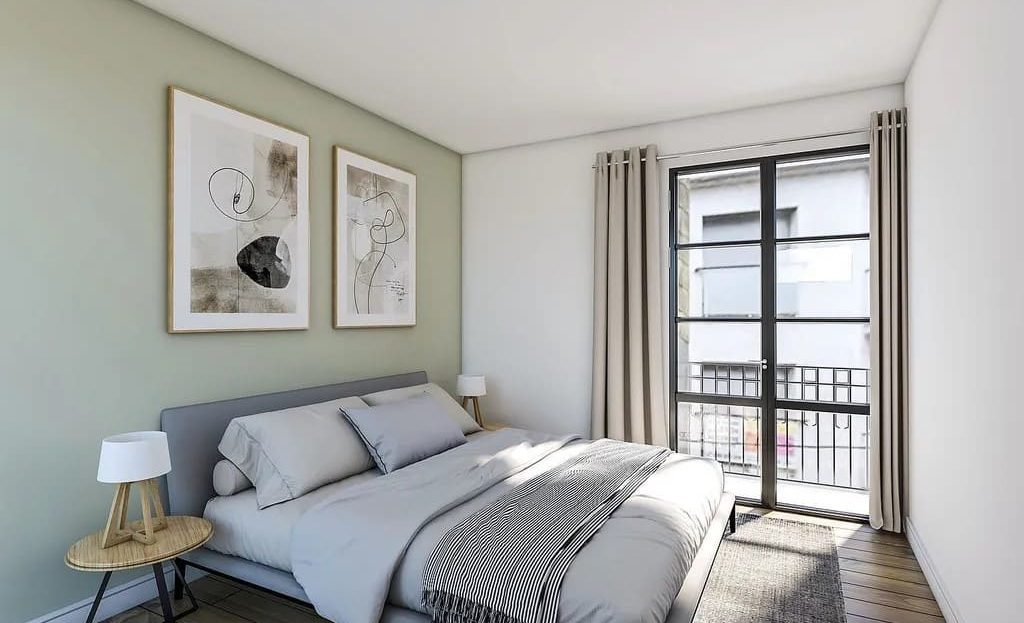 Главная спальня с большим окном и современной отделкой