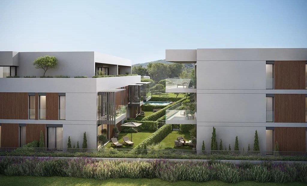 Боковой вид на корпуса жилого комплекса с частными садами и современным дизайном