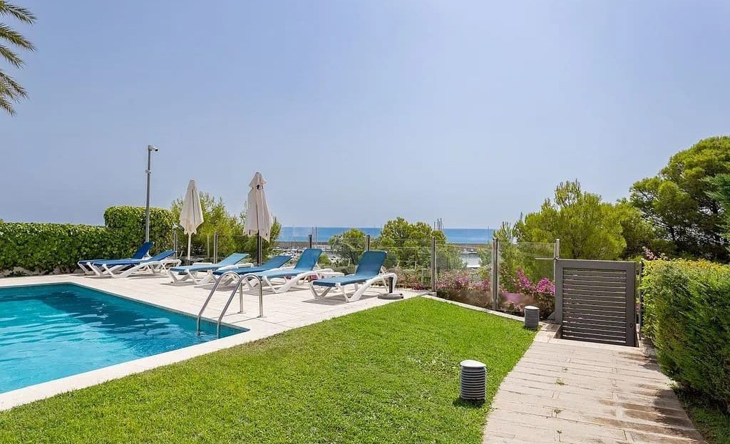 Бассейн с видом на море и лаунж-зоной