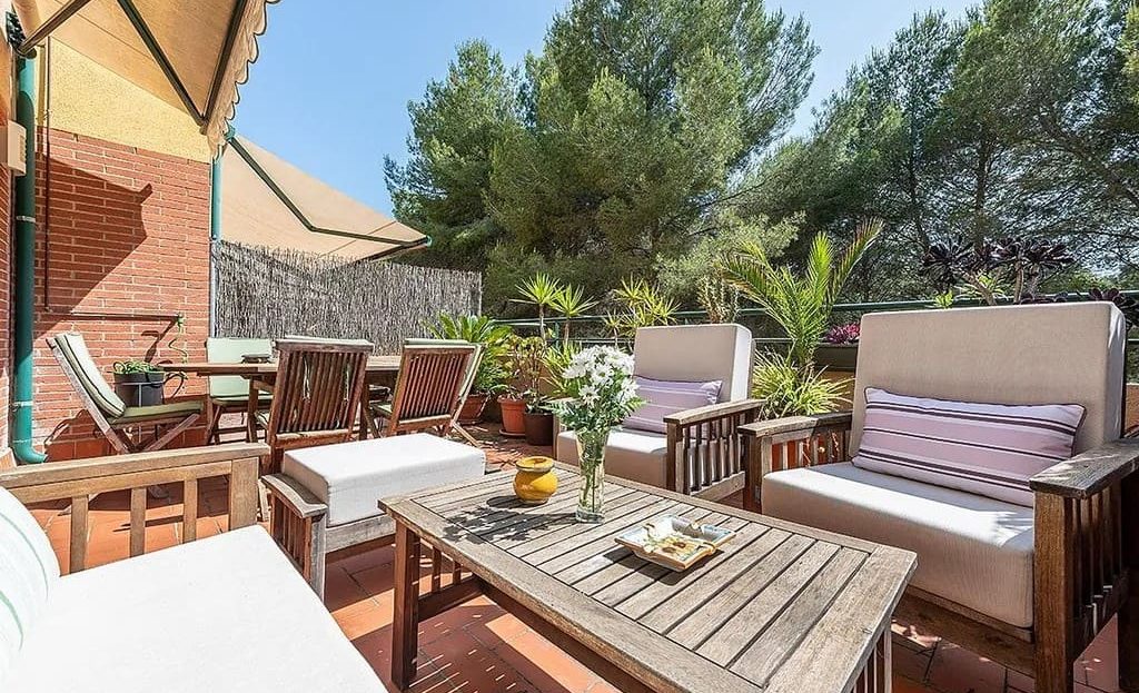 Терраса таунхауса с садовой мебелью для отдыха