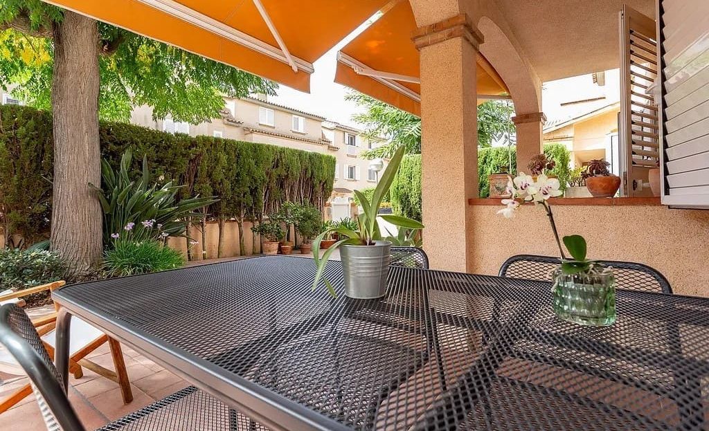 Частная терраса таунхауса с обеденной зоной на свежем воздухе