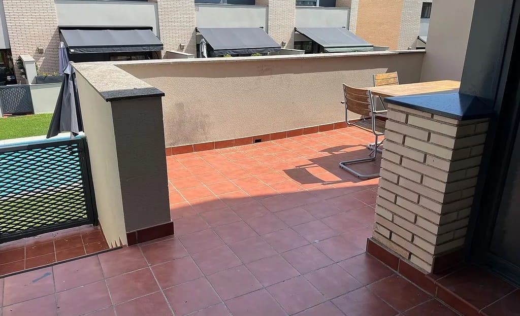 Просторная терраса на верхнем уровне таунхауса