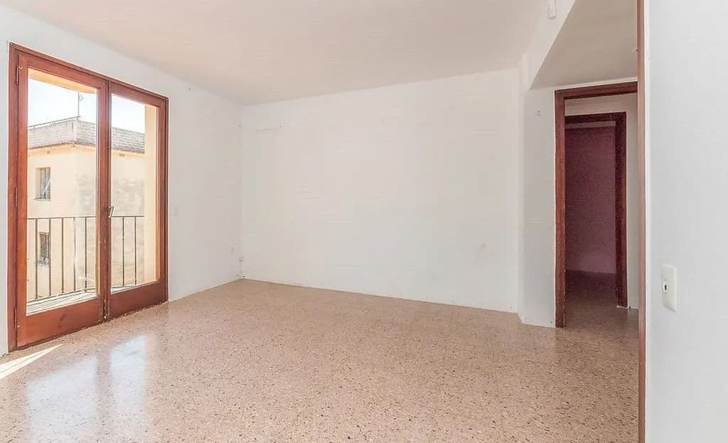 Просторная гостиная с выходом на балкон