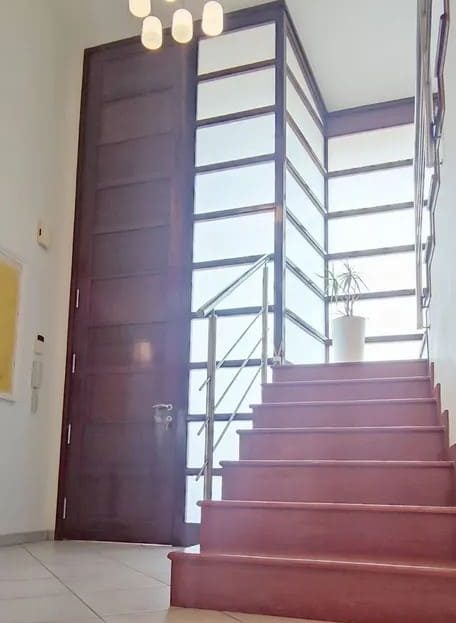 Лестница между этажами с современным дизайном