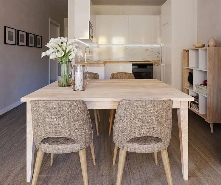 Кухня с обеденной зоной и встроенной техникой