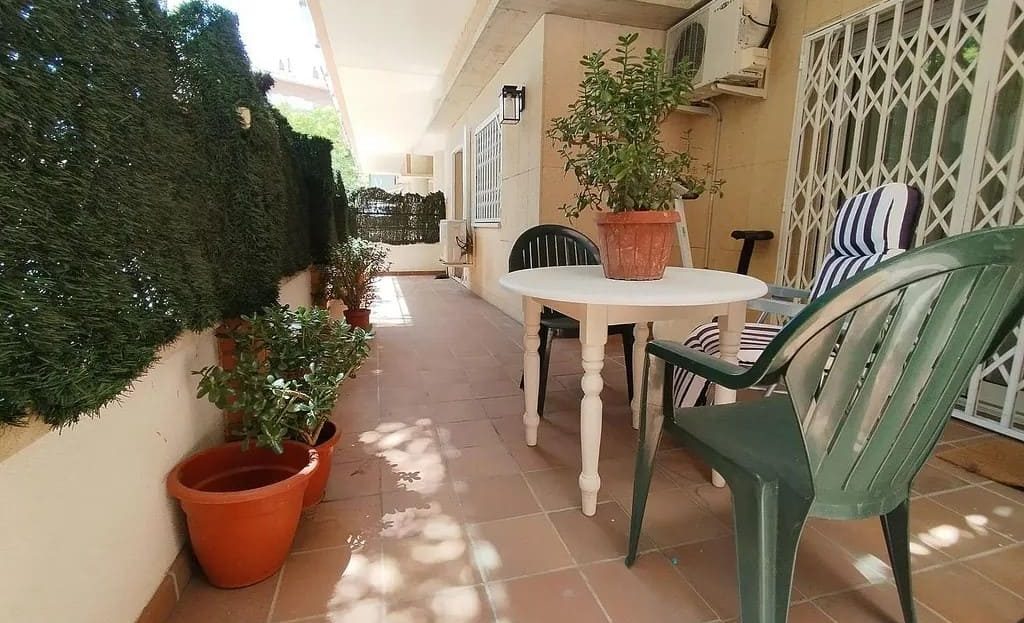 Терраса с уличной мебелью и зелёными растениями