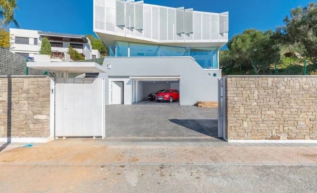 Въезд на территорию дома с автоматическими воротами и гаражом