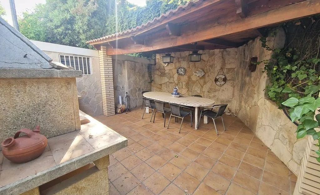 Крытая терраса с барбекю и летней кухней