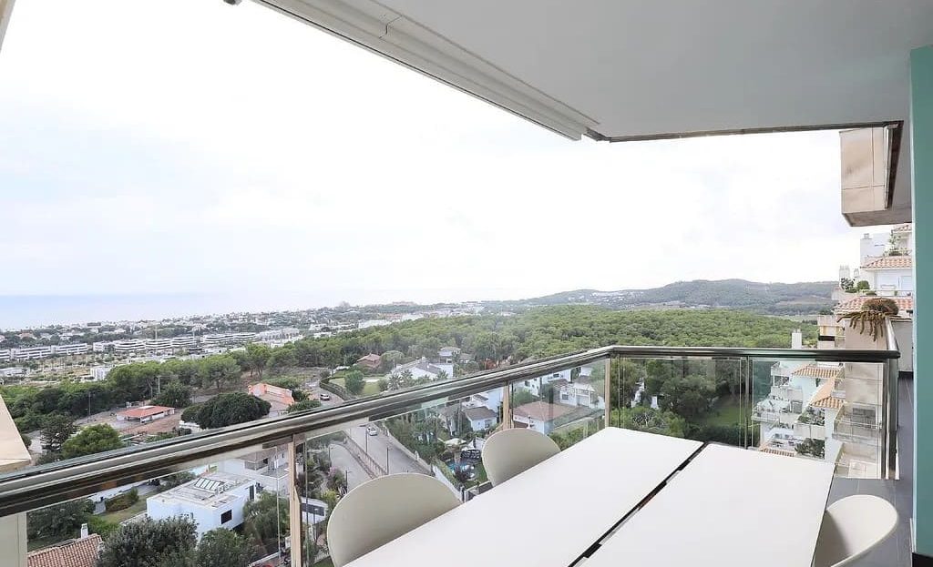 Вид с террасы на город и побережье Ситжеса