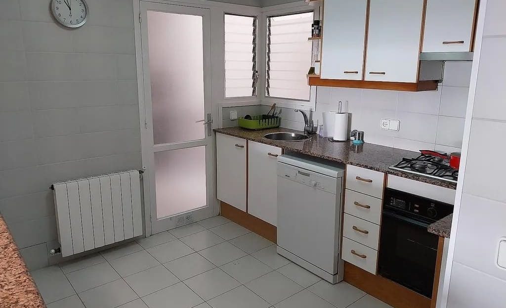 Отдельная кухня с мебелью, техникой и выходом на балкон.