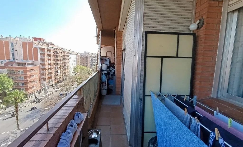 Длинный балкон вдоль фасада квартиры