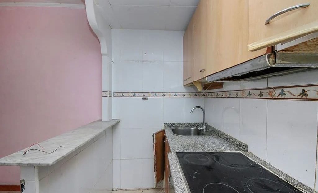 Кухня открытого типа с рабочей поверхностью