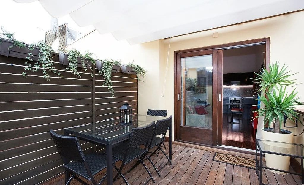 Терраса с обеденной зоной и выходом из квартиры