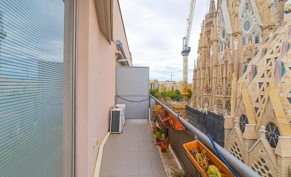 Балкон пентхауса с боковым видом на Саграда Фамилия