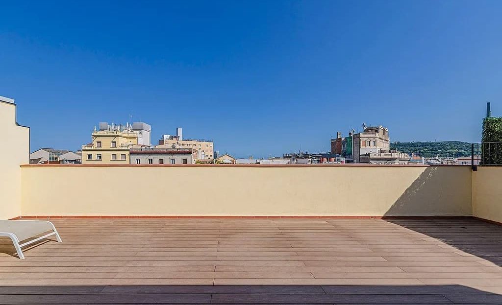 Частная терраса на крыше с открытым видом на город