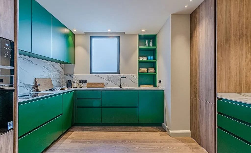 Современная кухня пентхауса с дизайнерской отделкой