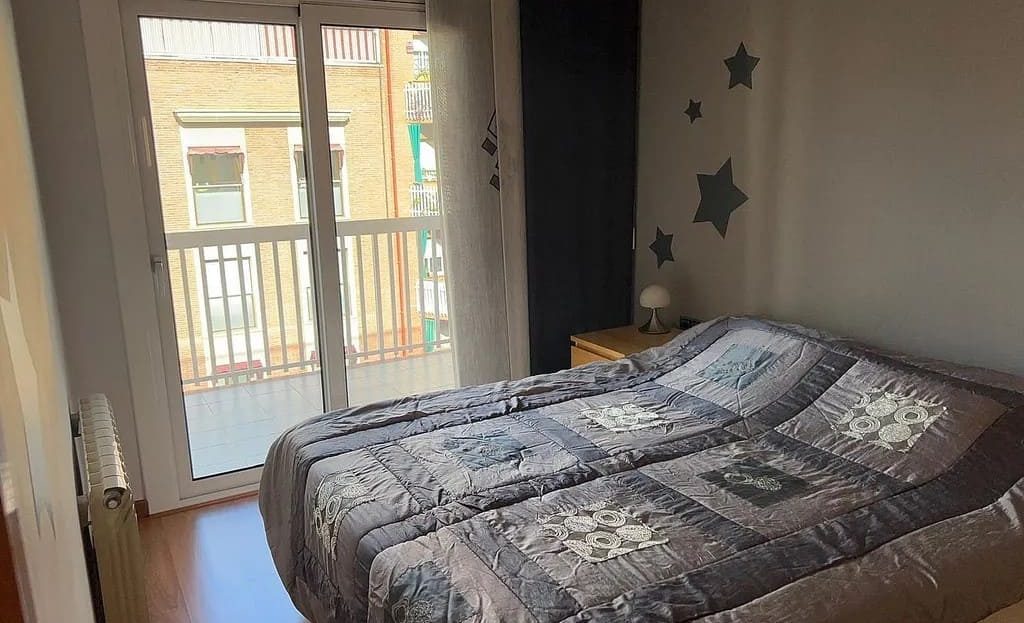 Спальня с двуспальной кроватью и выходом на балкон