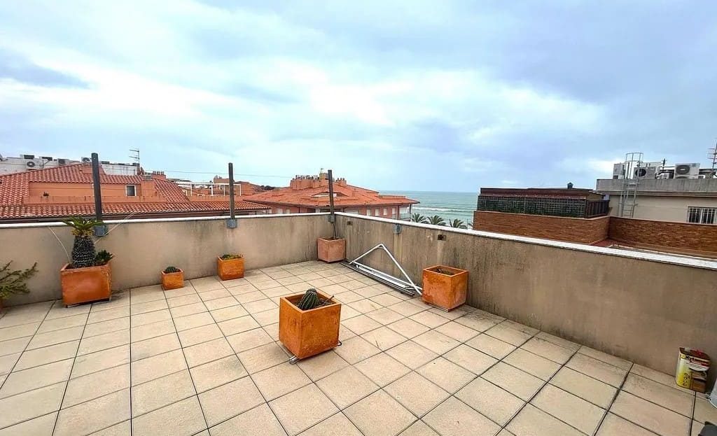 Большая открытая терраса с плиточным покрытием и панорамным видом на крыши домов.