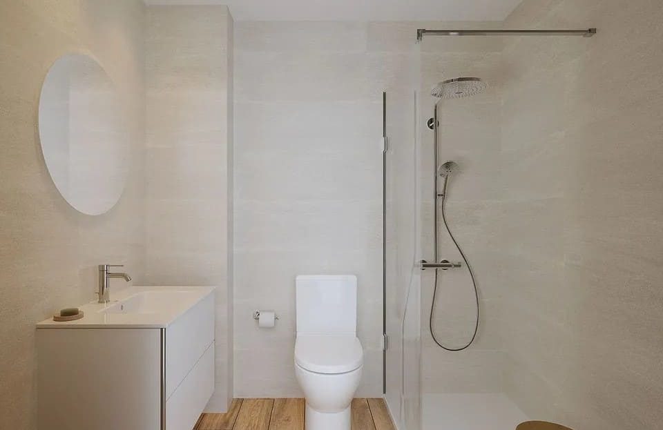 Современная ванная комната с душевой кабиной