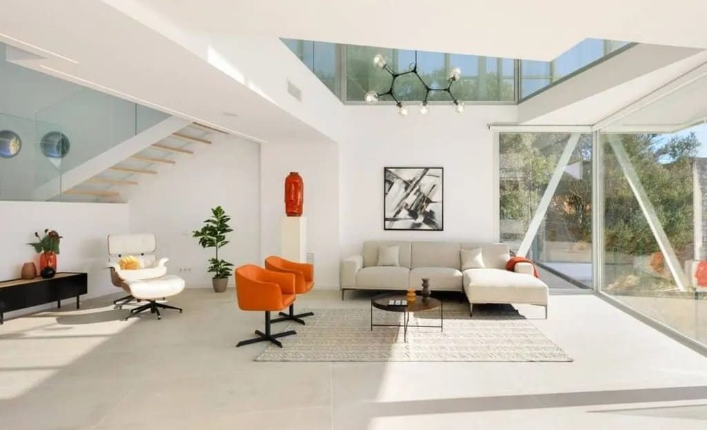 Современная гостиная с панорамным остеклением и высокими потолками