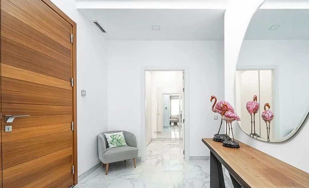 Прихожая с зеркалом и декоративным оформлением