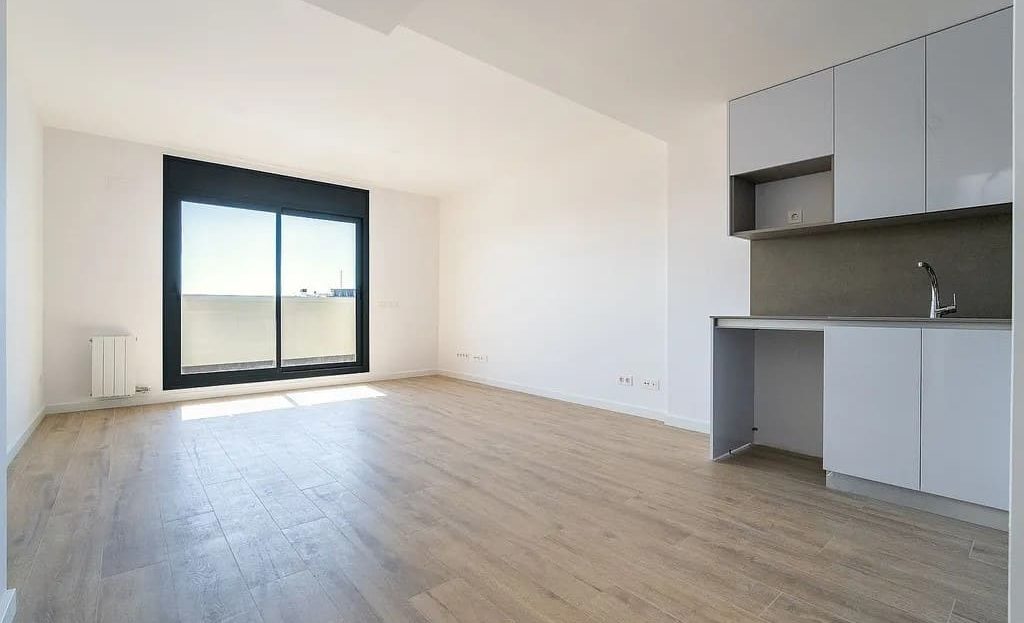 Светлая гостиная с большими окнами в новой квартире