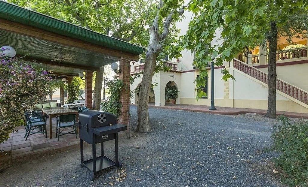 Тенистая зона отдыха под деревьями рядом с домом