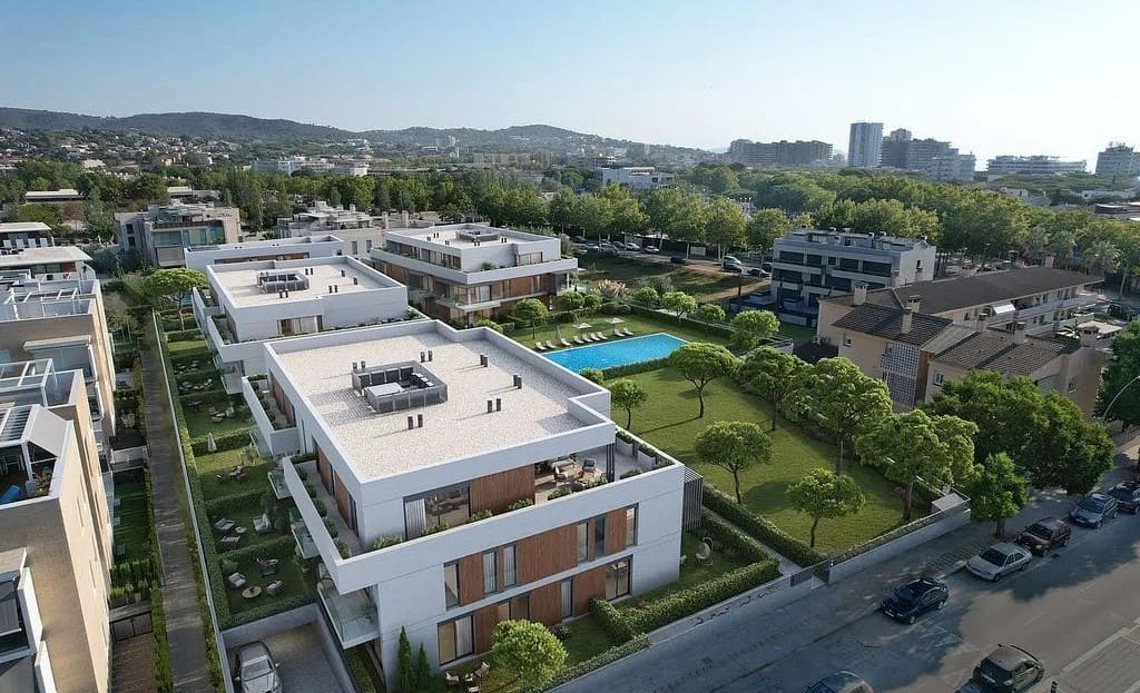 Аэрофото жилого комплекса с плоскими крышами, бассейном и зелёными зонами