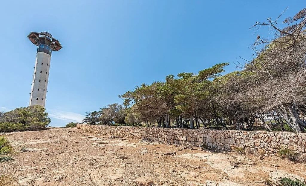 Земельный участок с видом на маяк Торредембарра и морское побережье