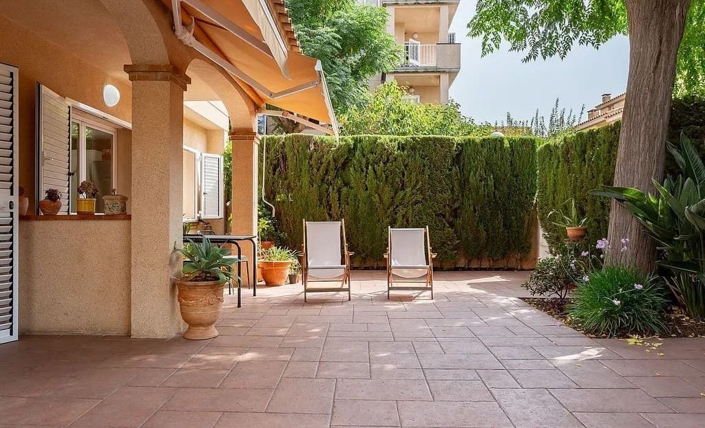 Внутренний дворик таунхауса с зелеными насаждениями