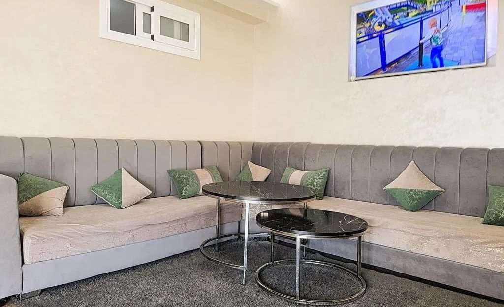 Гостиная с диваном и зоной отдыха