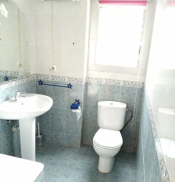 Ванная комната с ванной, раковиной и унитазом