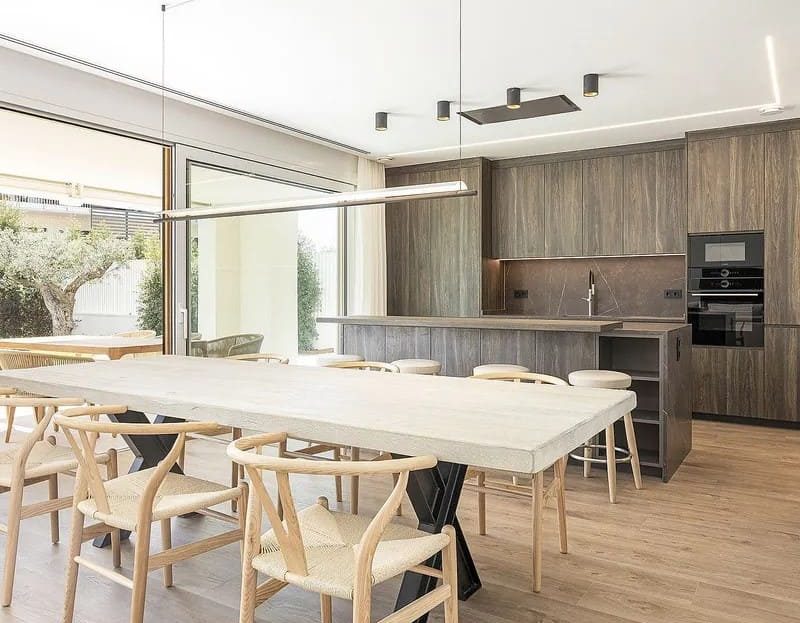 Кухня-столовая открытой планировки с дизайнерской отделкой