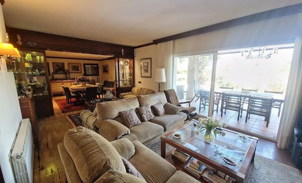 Просторная гостиная с мягкой мебелью и выходом на террасу