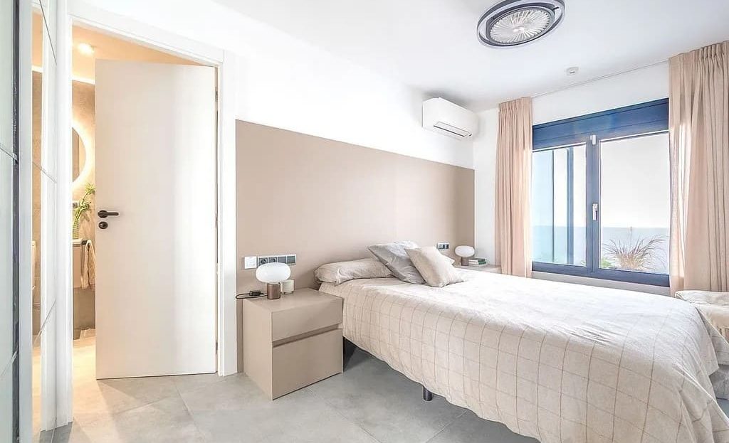 Спальня с двуспальной кроватью и естественным освещением