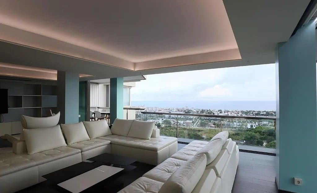 Зона отдыха в гостиной с панорамным остеклением