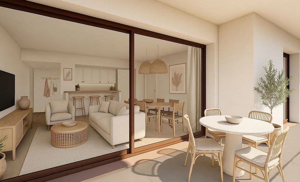 Гостиная открытой планировки с панорамным остеклением и террасой