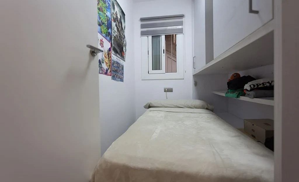 Компактная спальня с естественным освещением.