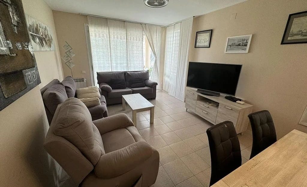 Гостиная с диванами, большим телевизором и выходом на террасу.