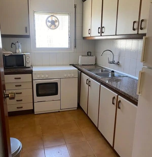 Отдельная кухня с бытовой техникой