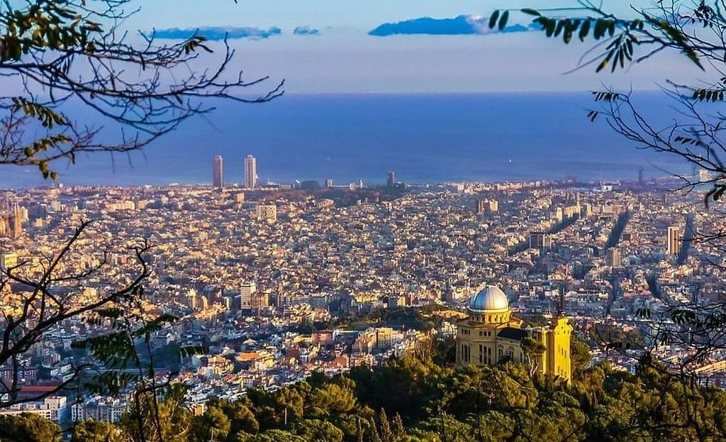 Панорамный вид на Барселону и Средиземное море с высоты.