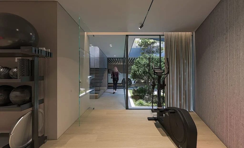 Коридор в современном доме с минималистичным дизайном