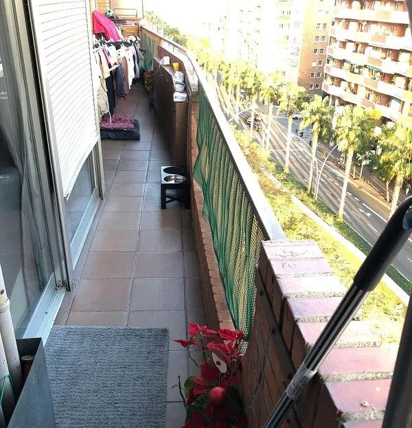 Балкон с видом на улицу и жилой квартал