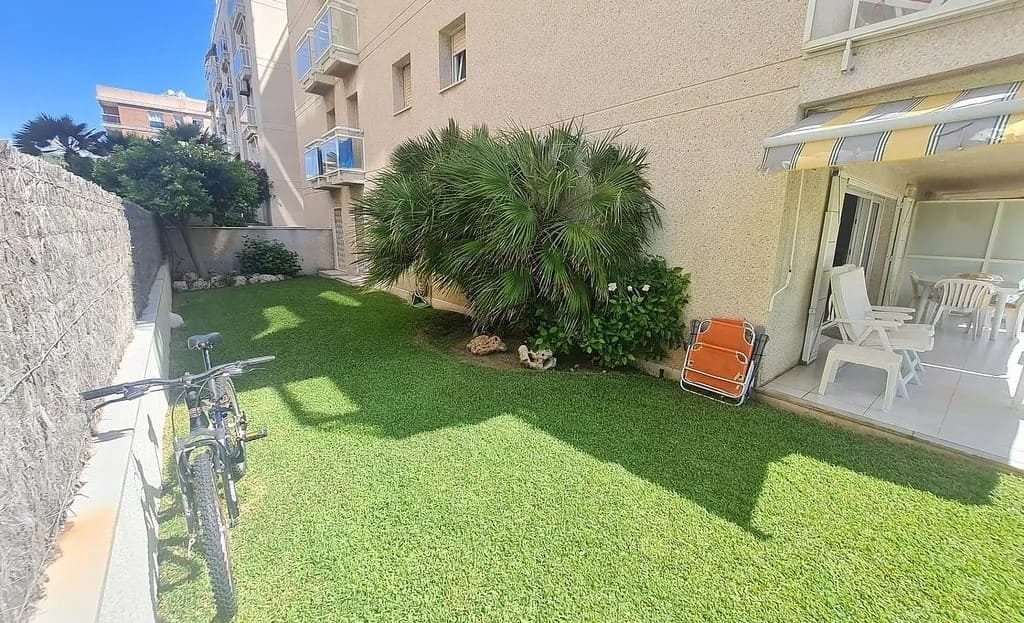 Зеленая зона вокруг квартиры с доступом к саду и набережной.