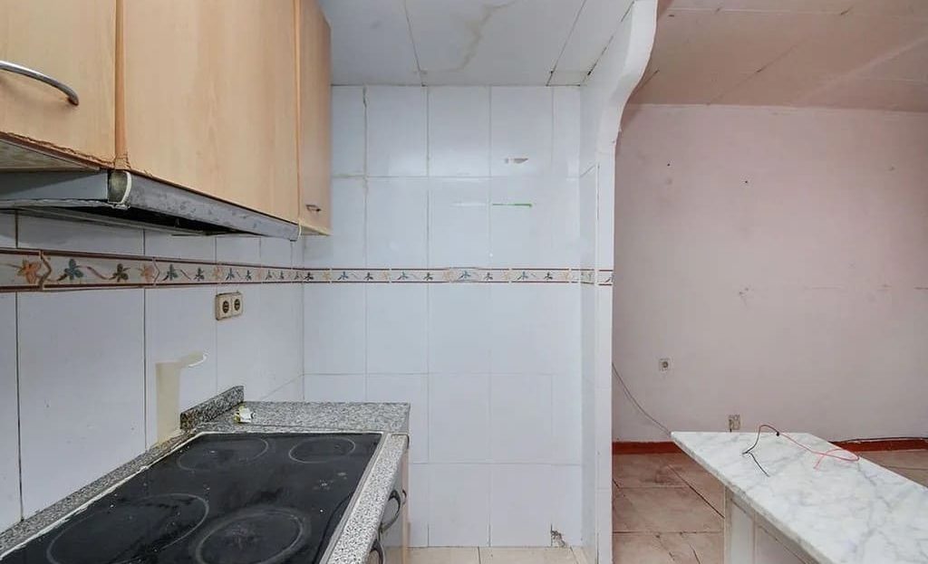 Кухонная зона с плитой и шкафами