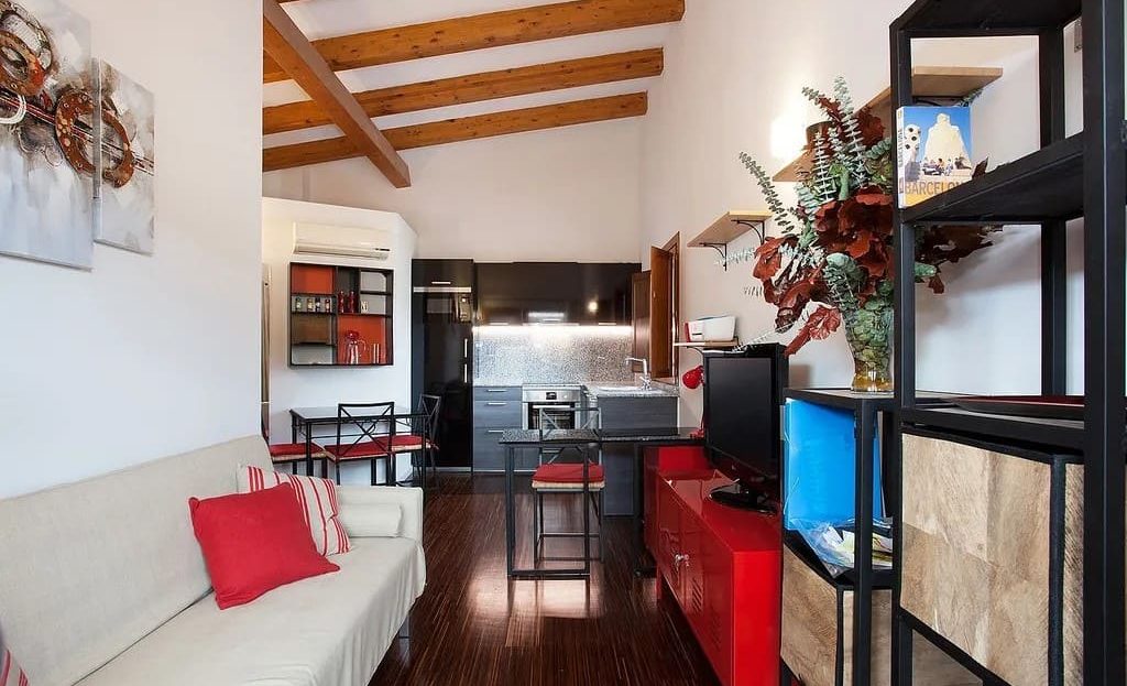 Гостиная с высокими потолками, паркетом и открытой кухней