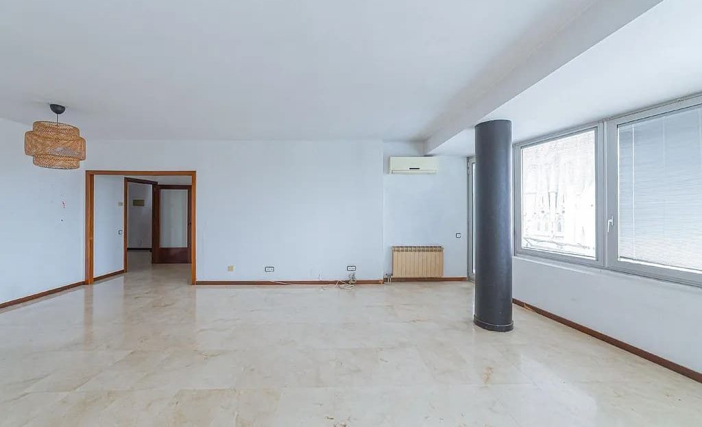 Светлая гостиная пентхауса с большими окнами