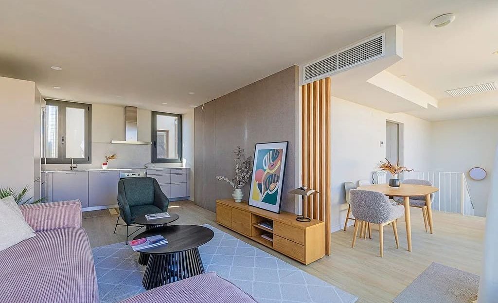 Современная гостиная пентхауса с обеденной зоной