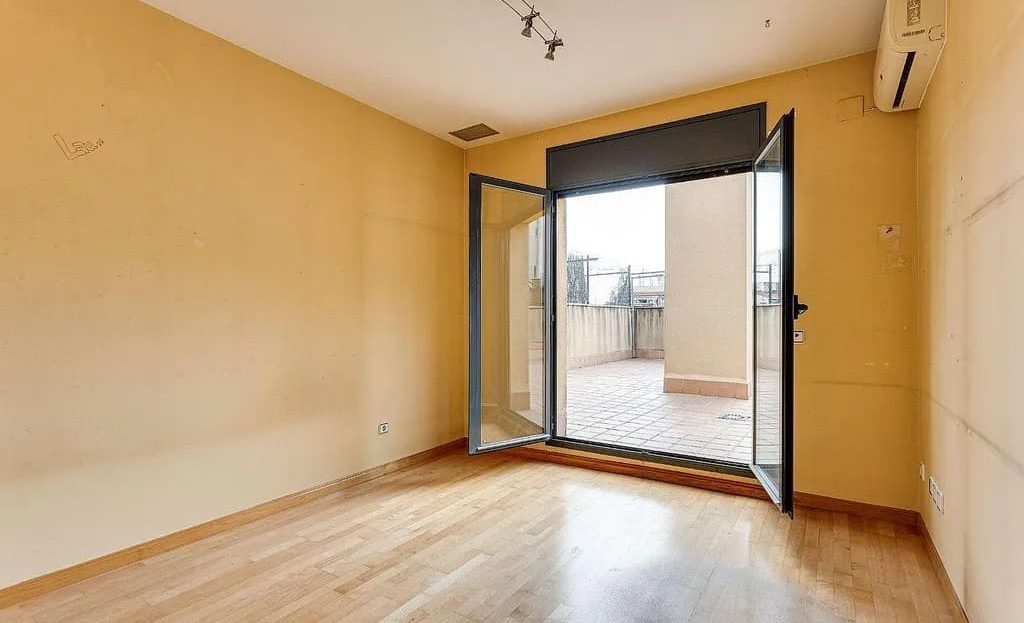 Спальня пентхауса с выходом на террасу и естественным освещением