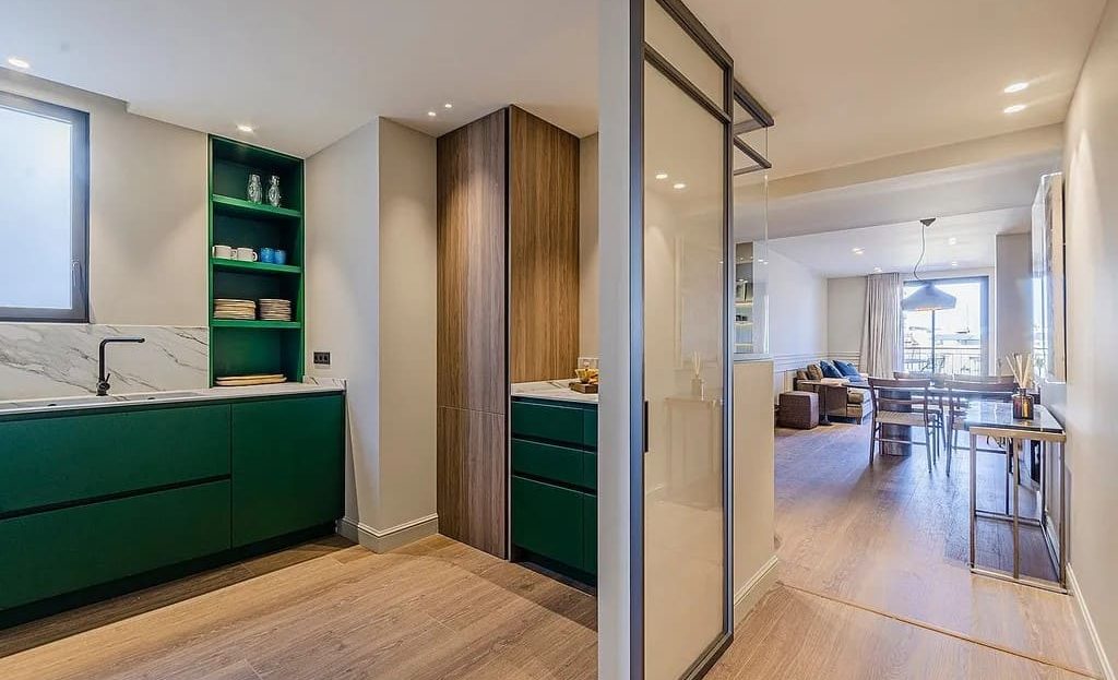 Кухня и гостиная, объединённые в светлое жилое пространство